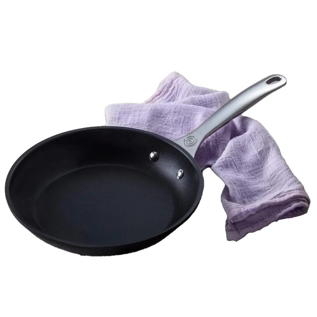 Le Creuset Toughened Nonstick PRO 2 Piece Set (9″ & 11″ Fry Pan)